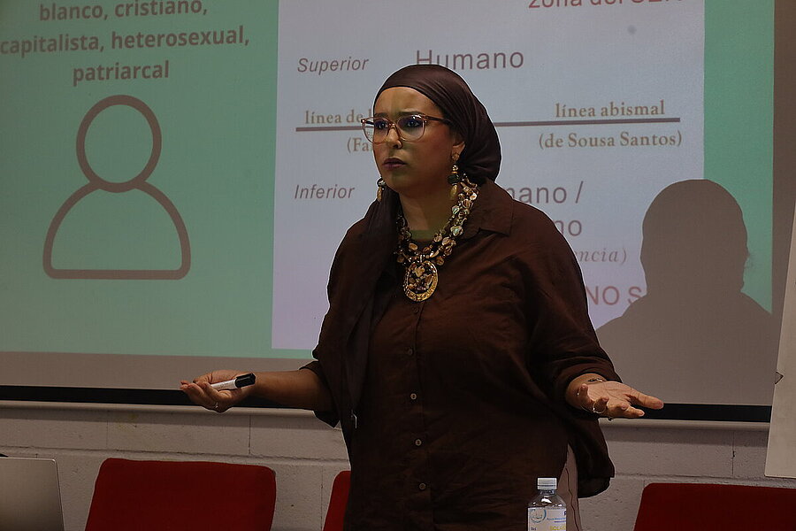 Chaimaa Boukharsa, durante su ponencia en el Taller de Movilización Antirracista