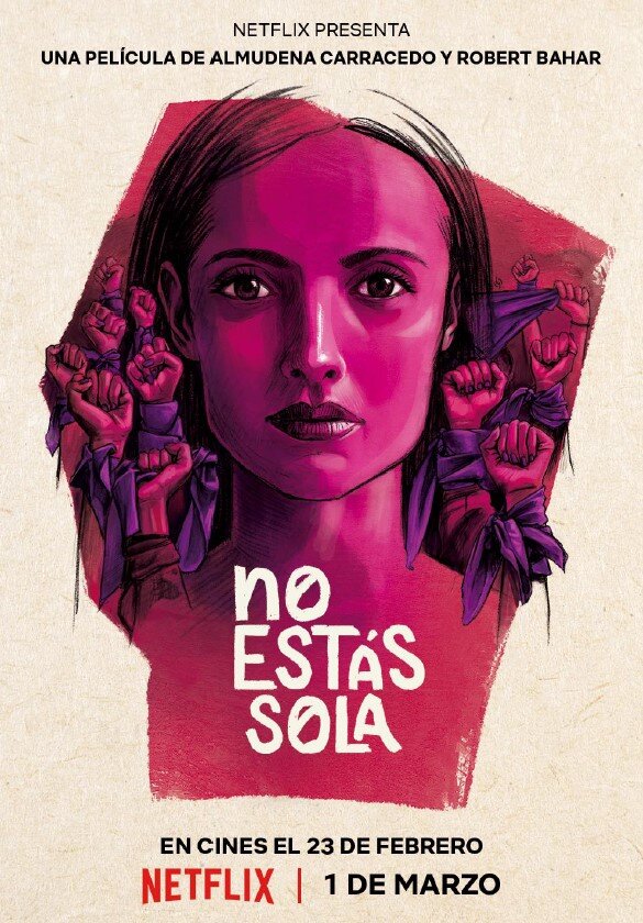 Póster do documental “No estás sola: la lucha contra La Manada”, de Almudena Carracedo e Robert Bahar, onde aparece o debuxo dunha muller ollando...