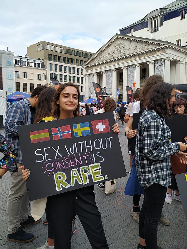 Laura Montoya portando un cartel con lemas sobre consentimiento ©Laura Montoya