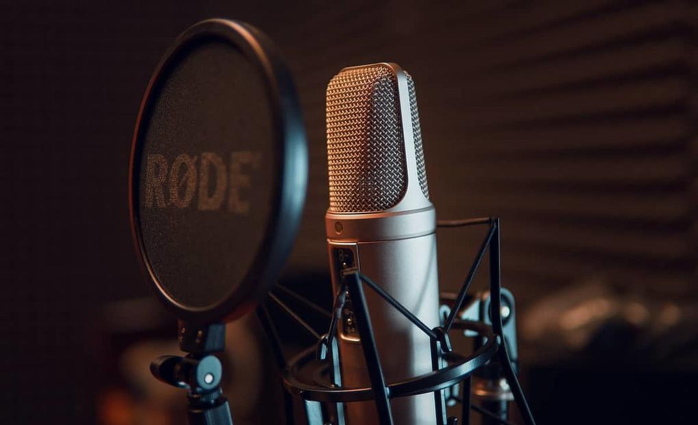 Mikrofono baten lehen planoa irrati bateko grabazio-estudio batean @Pexels