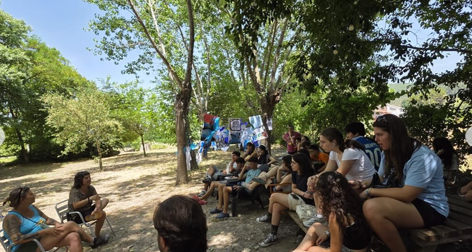 Estudiantes reflexionando sobre cuestiones de derechos humanos