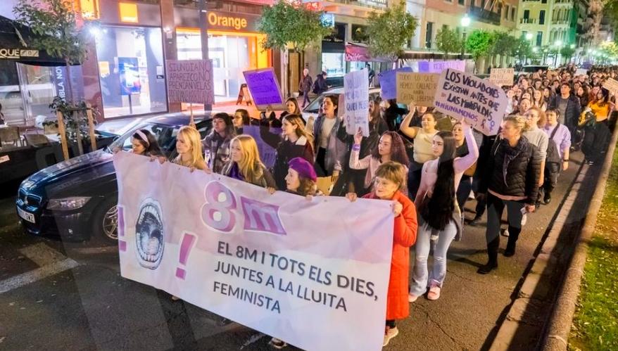 Grupo de manifestantes portando una pancarta en la manifestación del Día Contra la Violencia de Género ©Yasmina López