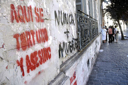 Antiguo centro de detención chileno utilizado durante el régimen de Pinochet, hoy reconvertido en museo. En el graffiti se lee: "Aquí se tortura y...