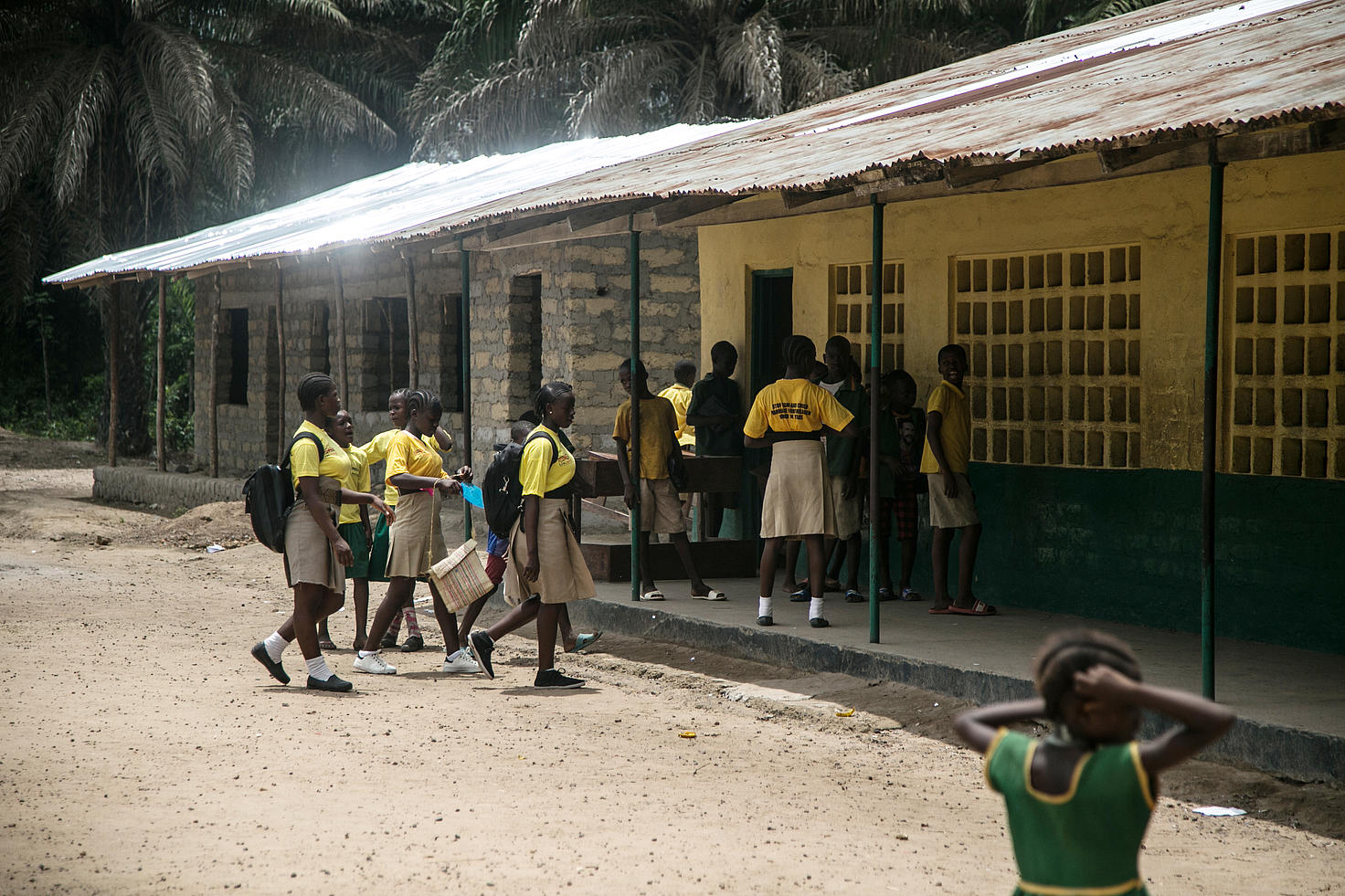 Grupo de chicas estudiantes en un colegio de Sierra Leona ©Astrid Chitou/AI