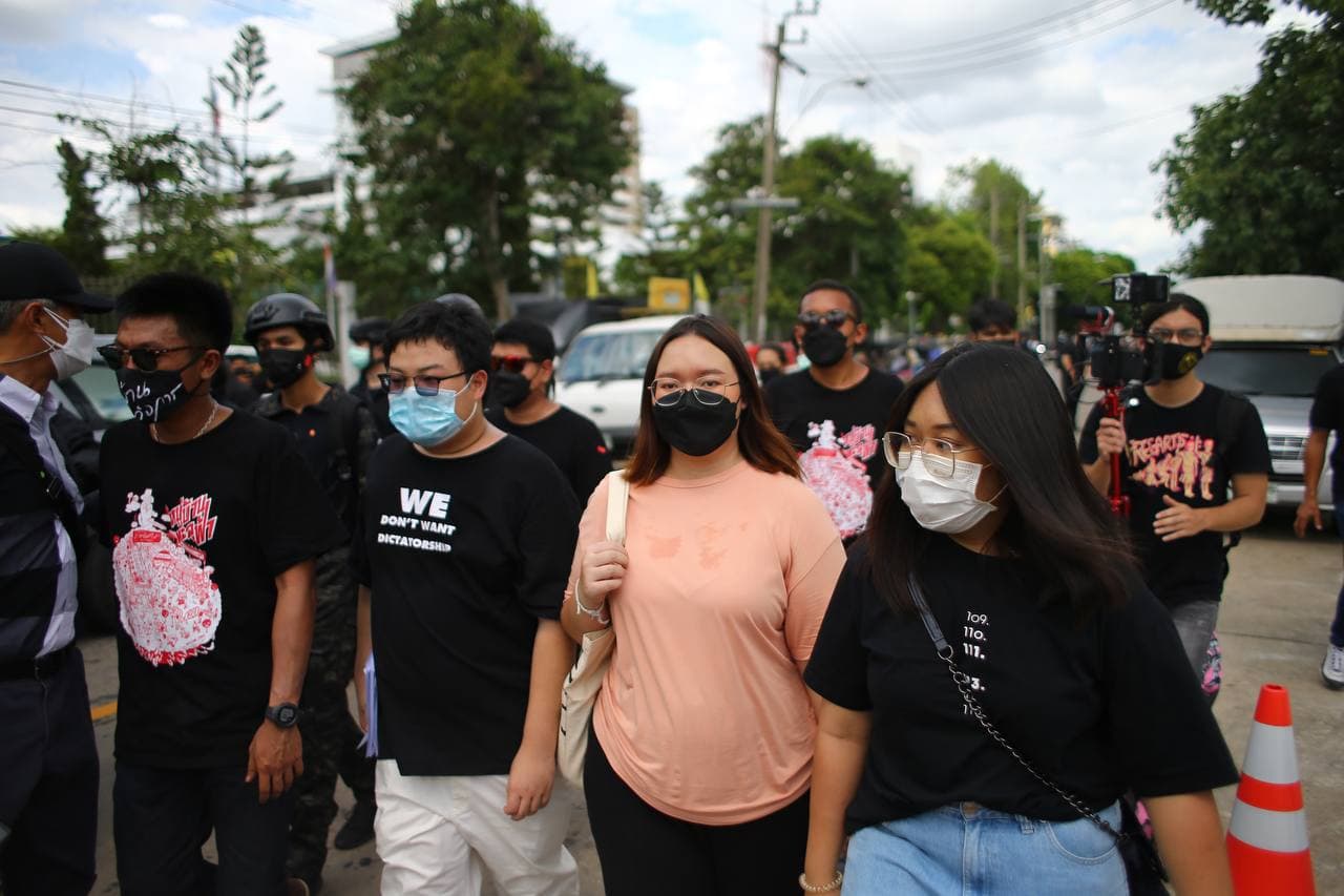 Kung e outras persoas nunha protesta fronte ao Parlamento tailandés ©Kan Sangtong