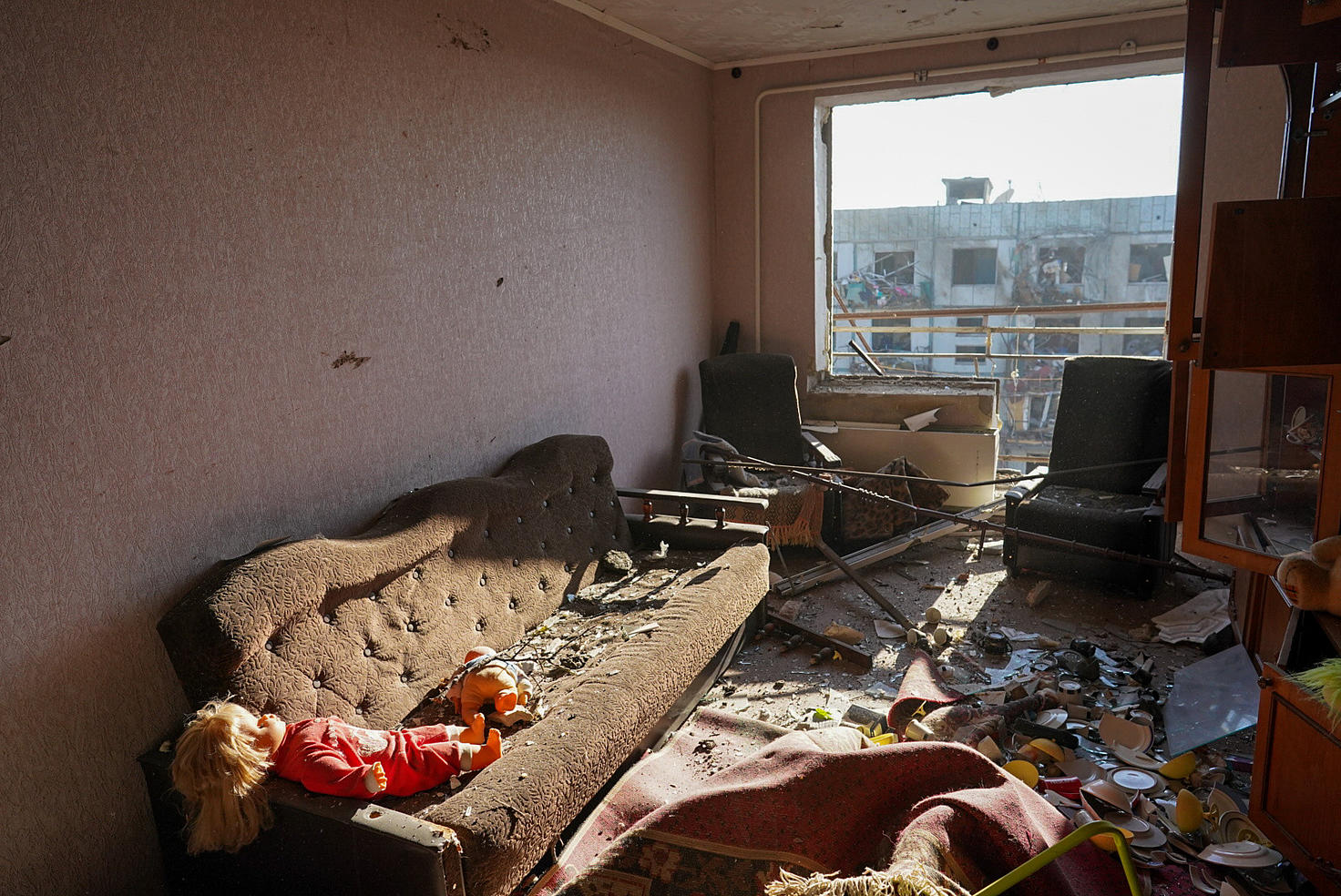 Vista interior de un piso dañado tras un ataque aéreo ruso sobre un complejo de apartamentos en Chuhuiv, Ucrania, el 24 de febrero de 2022. ©...