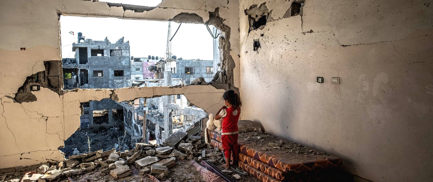 Una niña palestina camina entre los escombros de su casa destruida en Gaza