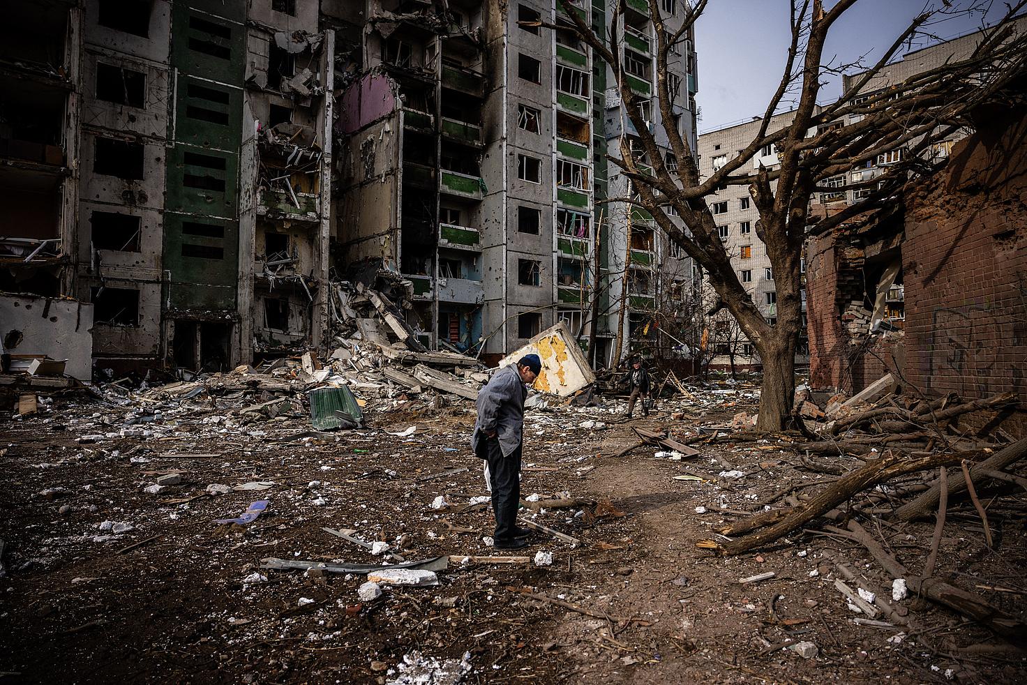 Un home fronte a un edificio destruído na cidade ucraína de Chernígov o pasado 4 de marzo. Dimitar DILKOFF / AFP. 