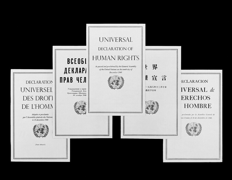Reprodución das portadas das edicións francesa, rusa, inglesa, chinesa e española do folleto: "Declaración Universal dos Dereitos Humanos" ©Nacións...