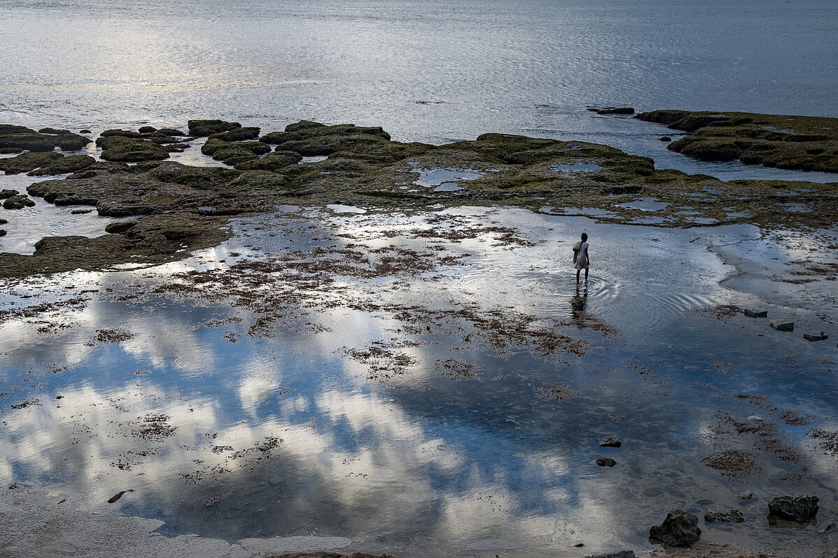 Una joven camina por la costa del sur de Madagascar. © Pierrot Men para Amnistía Internacional
