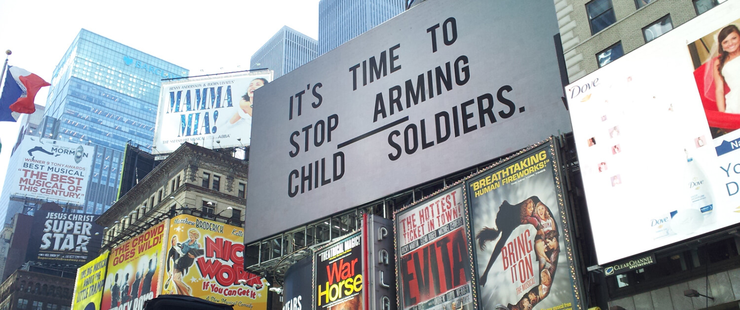 [Translate to eus:] Cartel luminoso que pone "Es hora de dejar de armas a niños y niñas soldados"