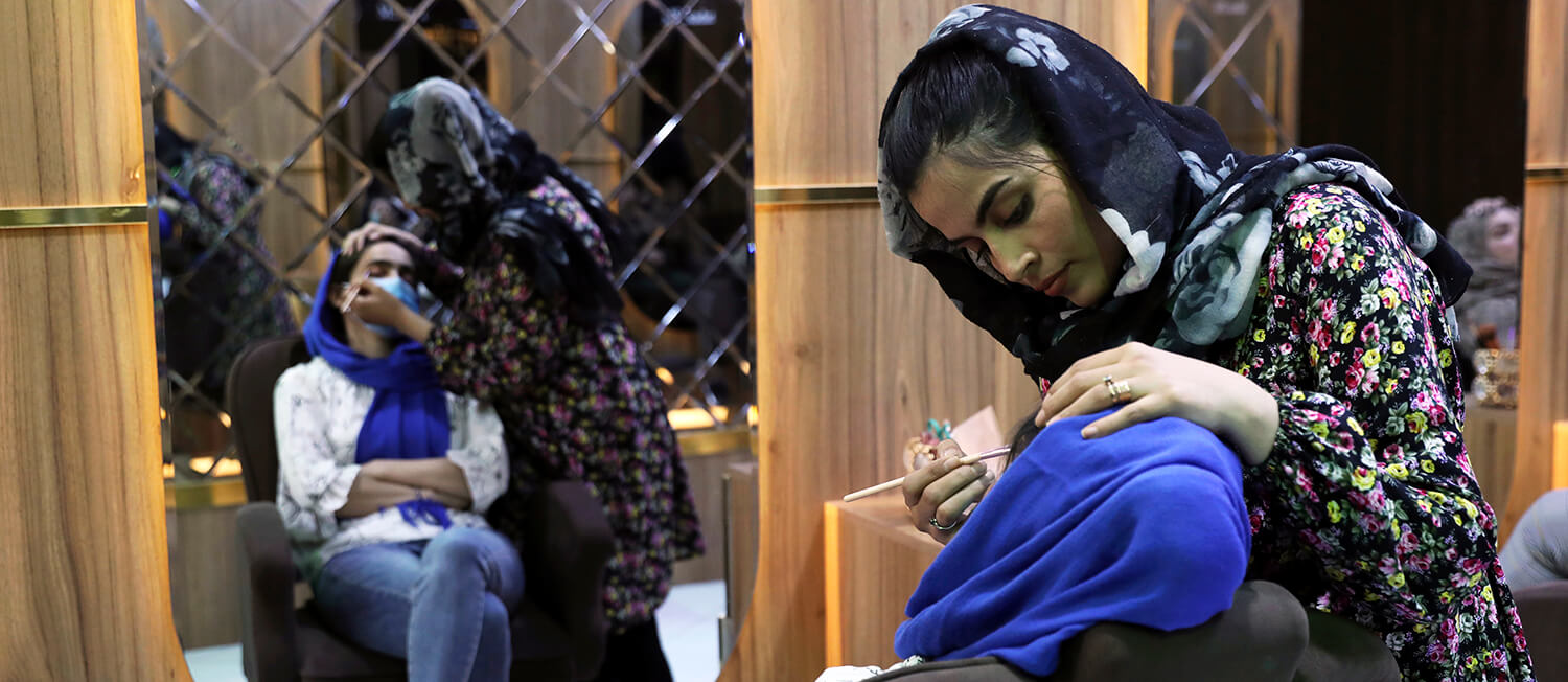 Sultana Karimi maquilla a una clienta en el salón de belleza Ms. Sadat en Kabul, Afganistán, el domingo 25 de abril de 2021. Las jóvenes...