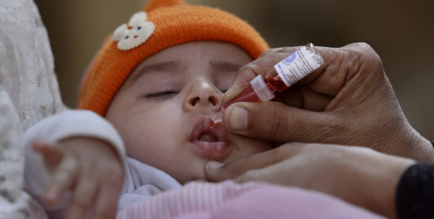 Un treballador sanitari administra una vacuna contra la pòlio a un nen a Karachi, Pakistan, el dilluns 13 de desembre de 2021. © AP Photo/Fareed...