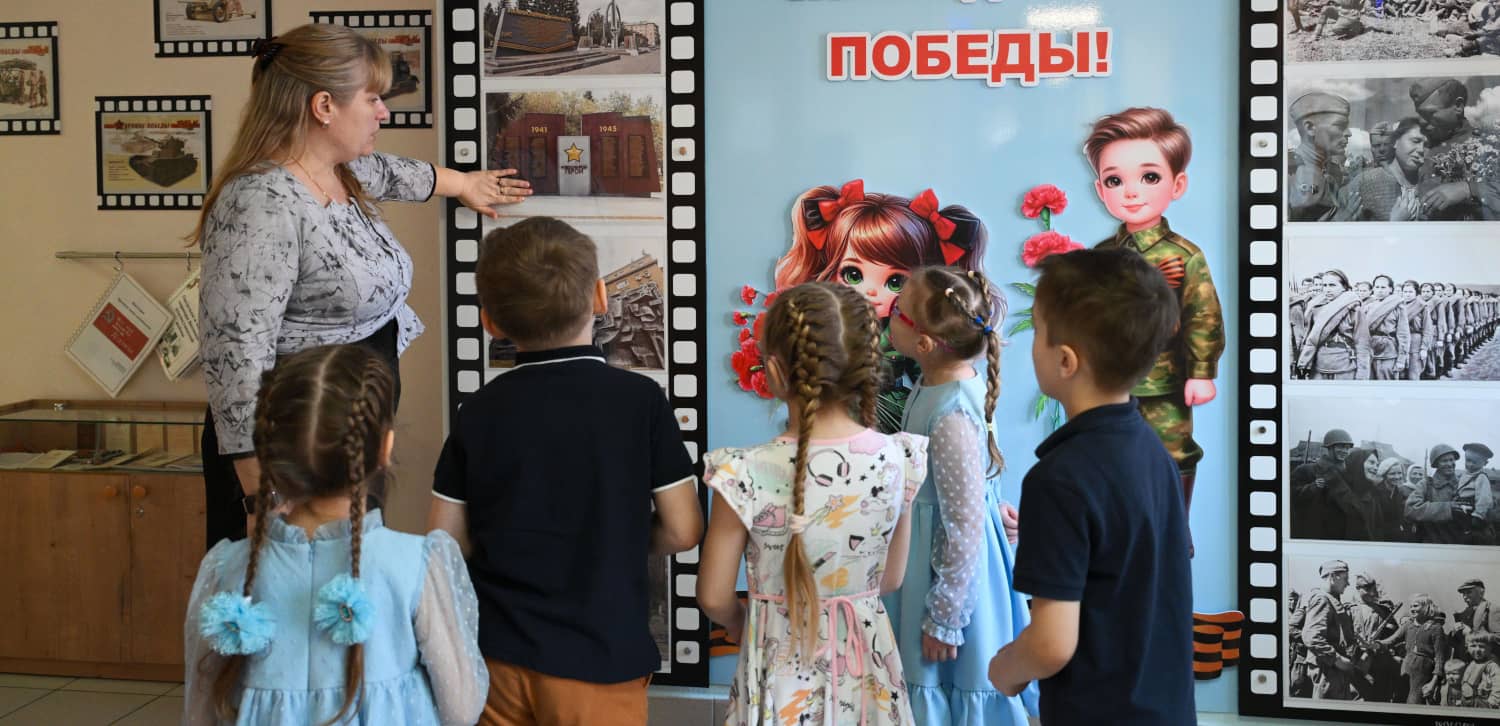 Niños y niñas visitan un museo dedicado a la victoria militar en una guardería de Novosibirsk, Rusia.