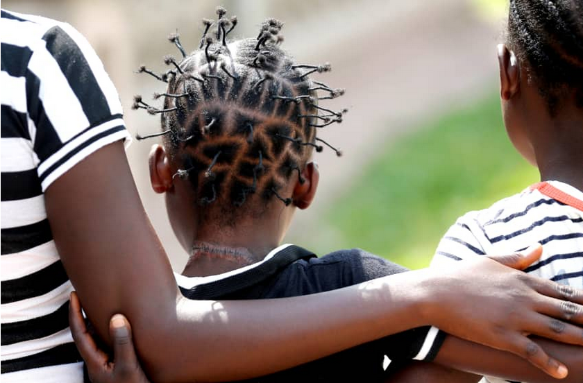 Una niña desplazada interna utilizada como niña soldado por la milicia local muestra una cicatriz en el cuello. Se encuentra en un refugio seguro...