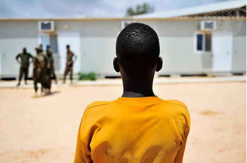 [Texto de imagen de portada]: Ex niños soldados alistados por Al Shabaab fueron entregados al Fondo de las Naciones Unidas para la Infancia...