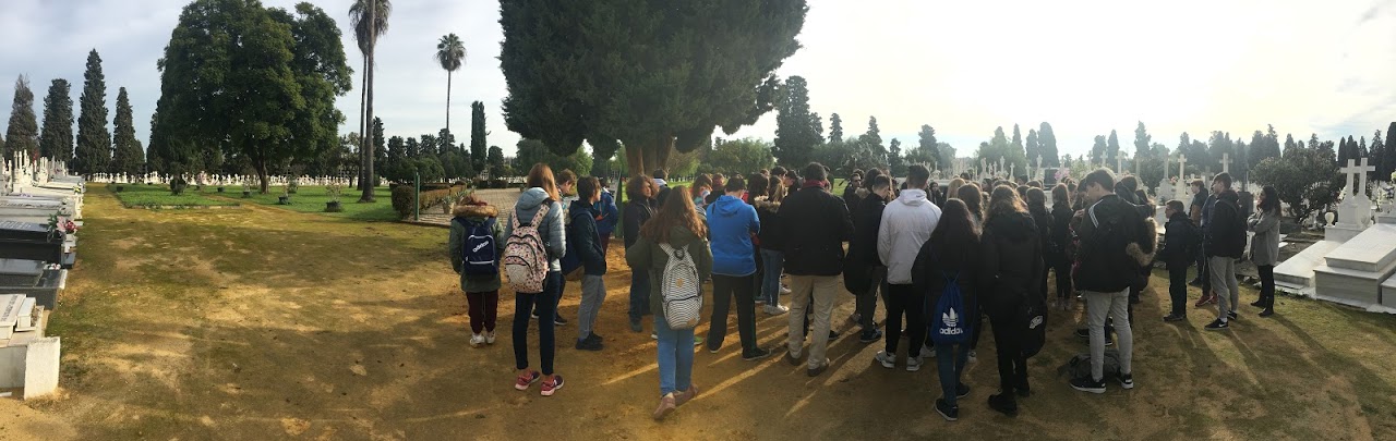 [Translate to gal:] Visita de estudiantes a las fosas del cementerio de San Fernando, en Sevilla