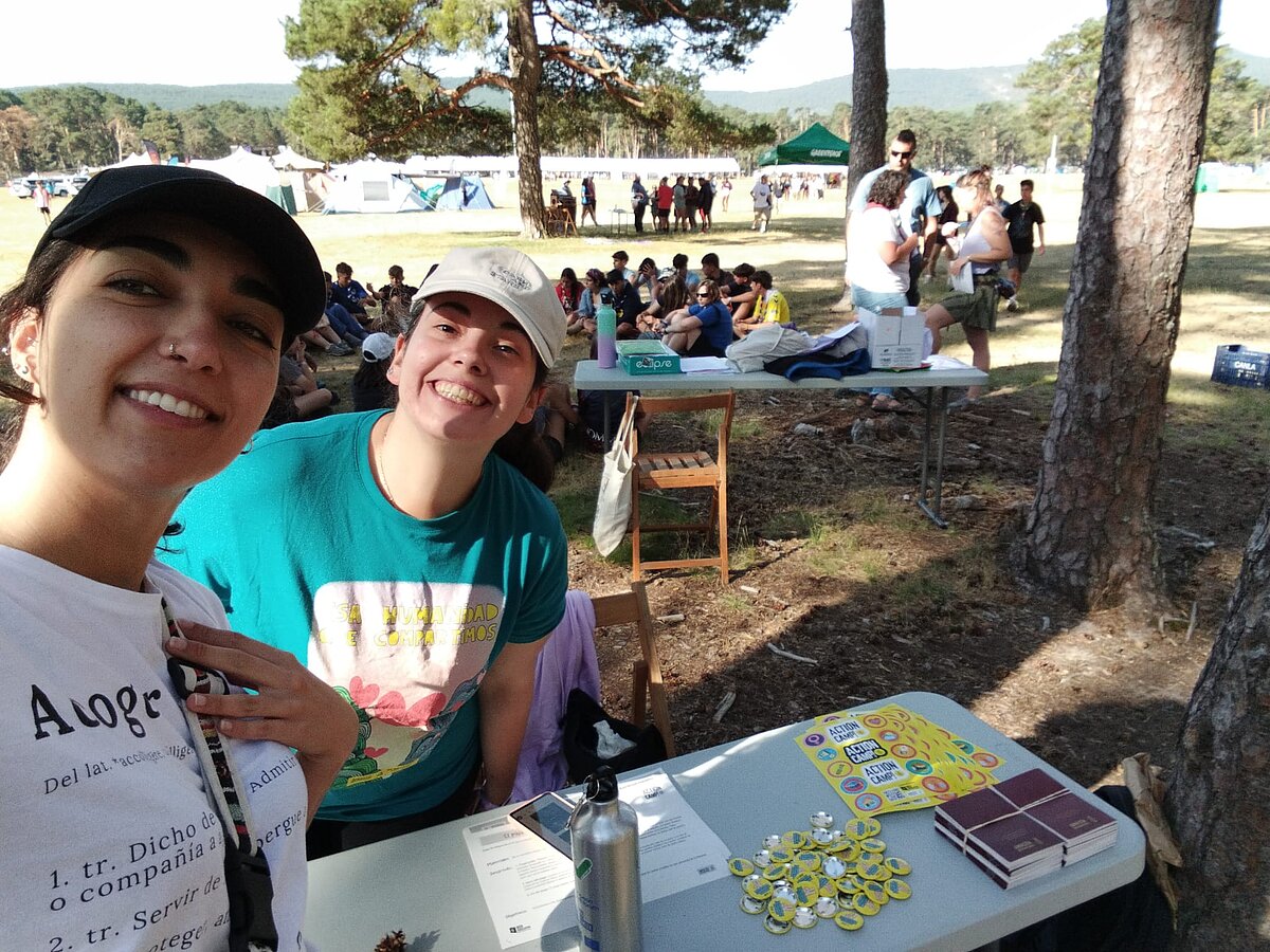 Activistas de Amnistía Internacional en el campamento JamScout.