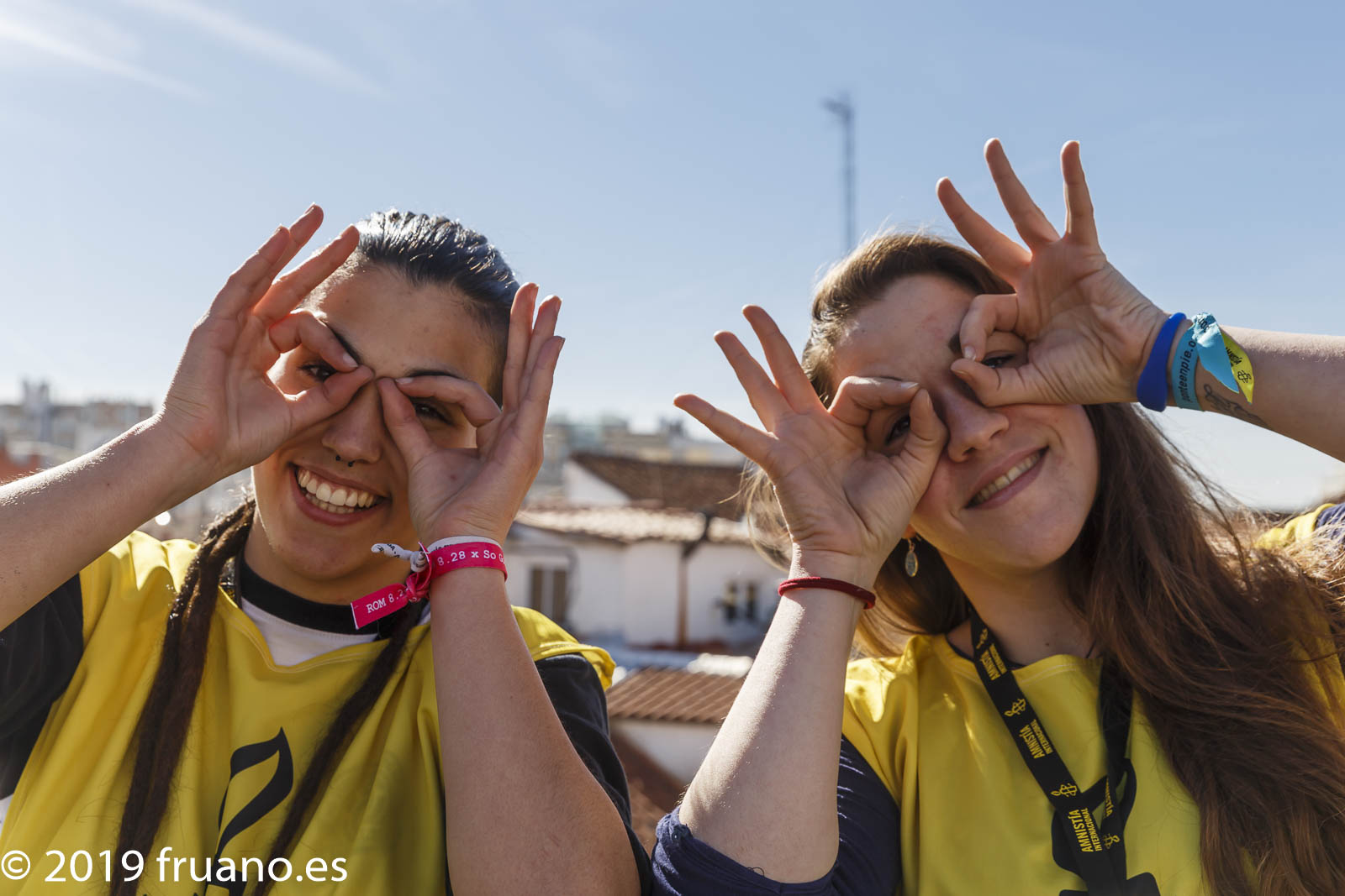 Activistes d’AI amb les mans al voltant dels ulls ©Paco Ruano