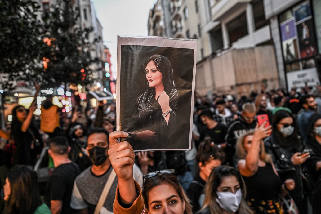 Una manifestante sostiene un retrato de Mahsa Amini durante una manifestación en apoyo de Amini, una joven iraní que murió tras ser detenida en...