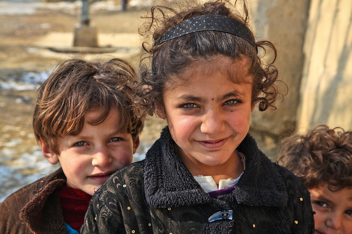 Nen i nena afganesos somrients mirant a càmera ©Pixabay/ArmyAmber