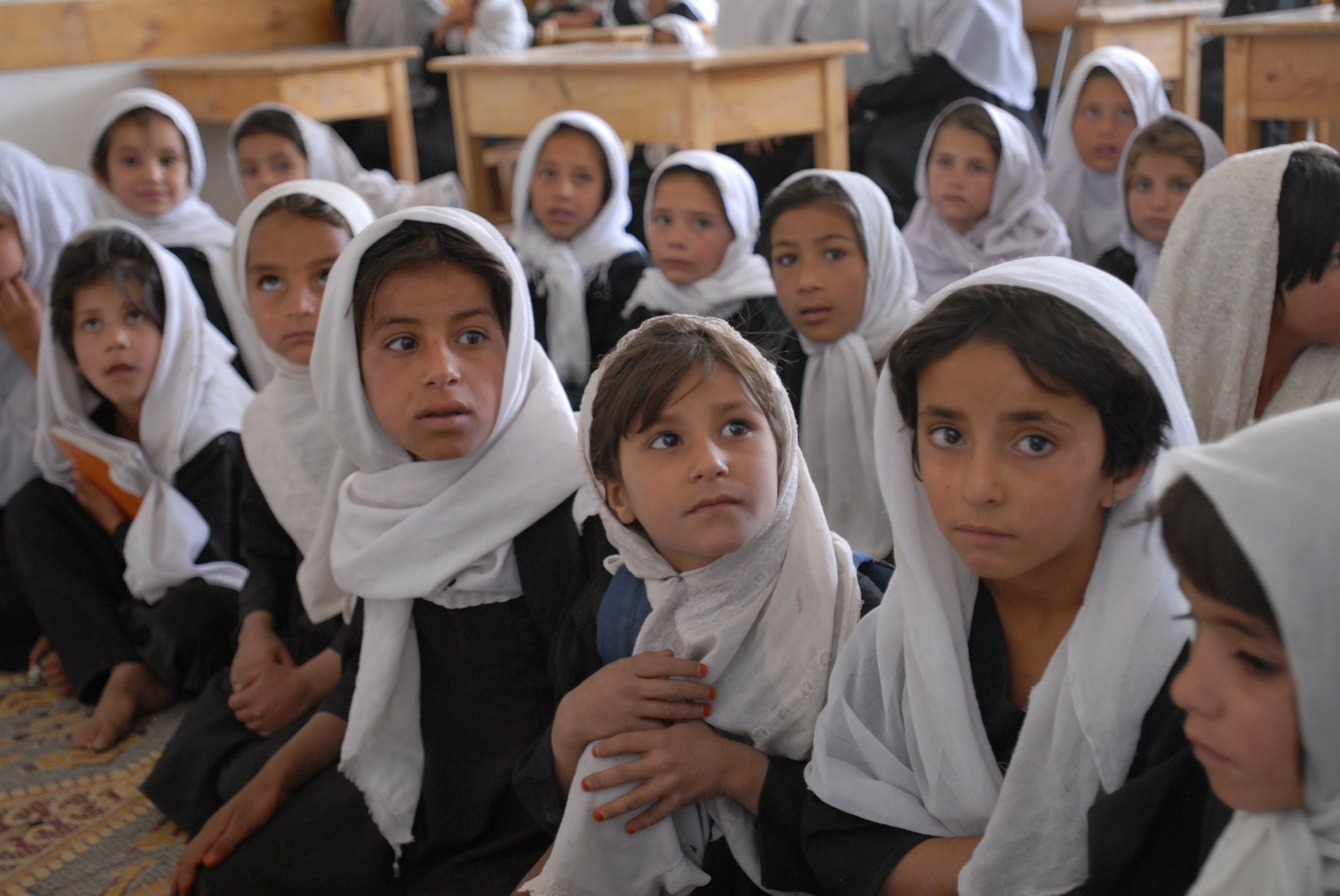 Grupo de nenas afgás a participaren nunha clase. © Pixabay