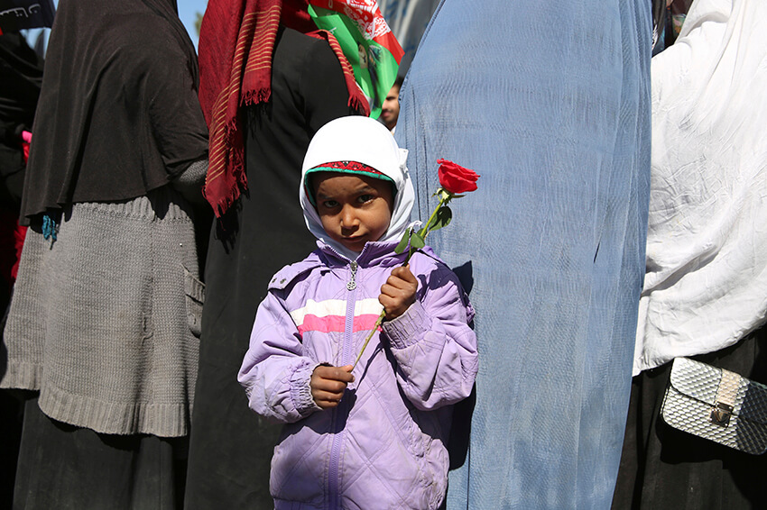 Niña afgana conmemora el Día Internacional de la Mujer