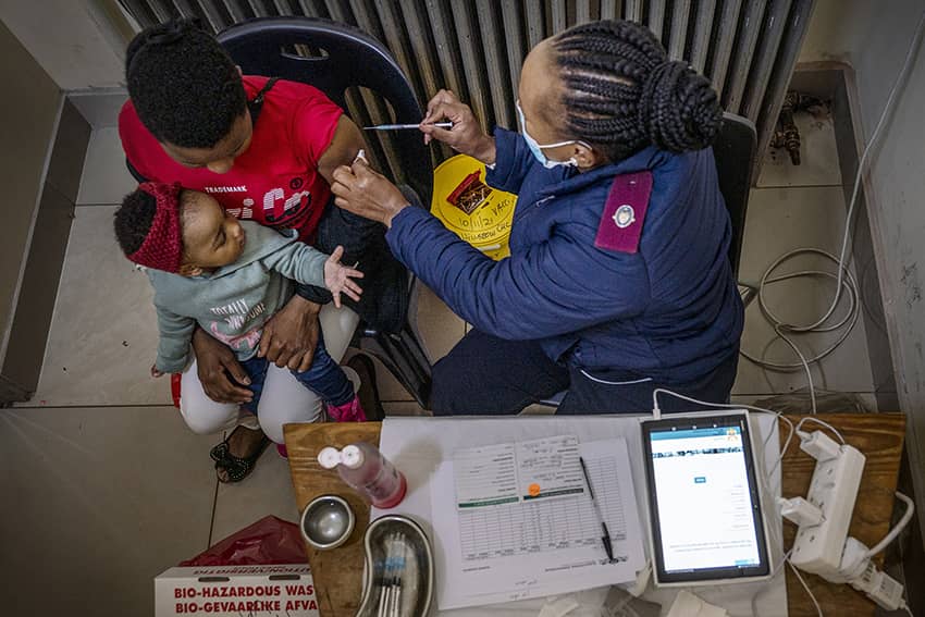 Una mujer es vacunada contra la COVID-19 en la clínica Hillbrow en Johannesburgo, Sudáfrica