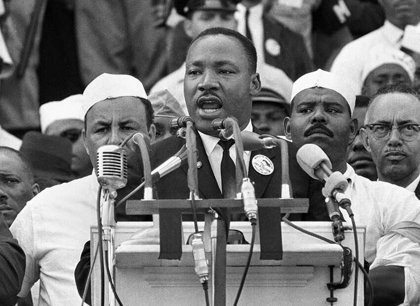 Martin Luther King se dirige a los y las manifestantes durante su discurso "Tengo un sueño" en el Monumento a Lincoln en Washington, el 28 de agosto de 1963. 