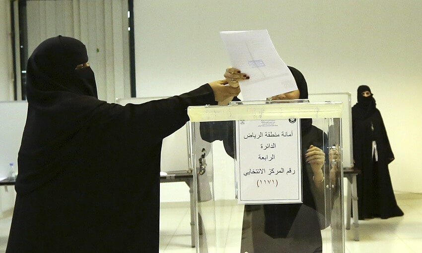 Una mujer saudí ejerce el derecho al voto