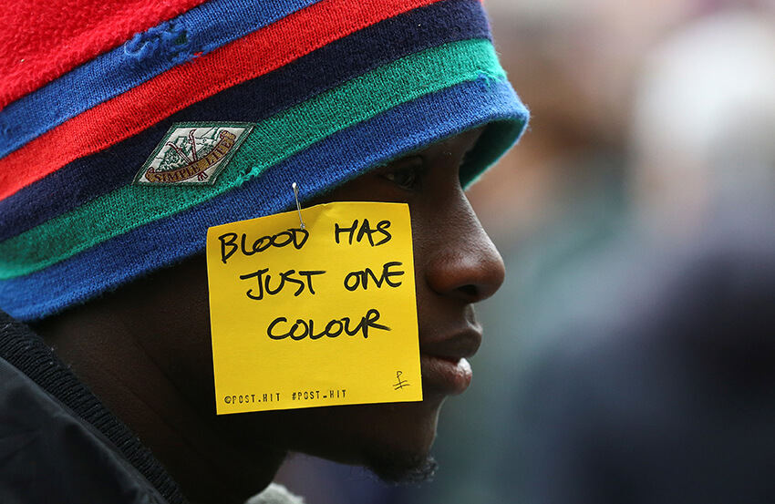 Un hombre asiste a una manifestación contra el racismo