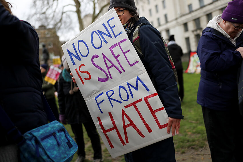 Una manifestante sostiene una pancarta mientras participa en una marcha contra el racismo en Londres, el 16 de marzo de 2019.