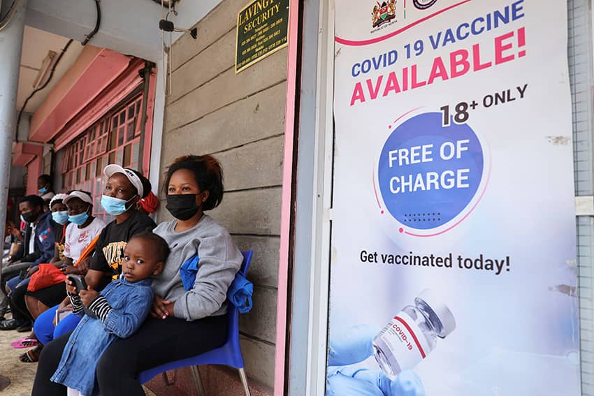 La gente hace cola en un centro de vacunación en Nairobi, Kenia, para recibir la vacuna contra la COVID-19