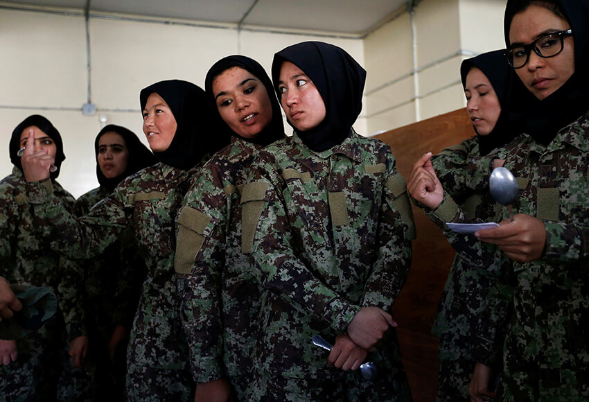 Mujeres afganas soldado