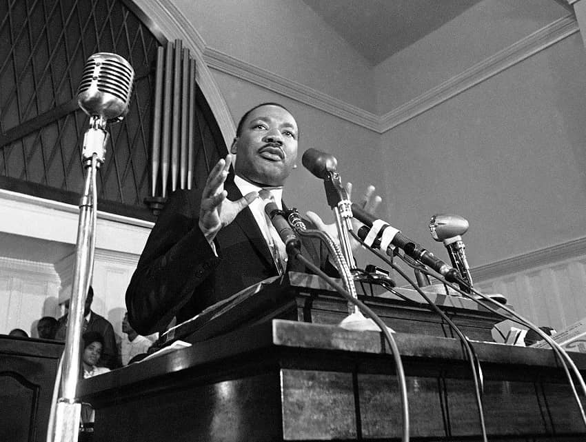 Martin Luther King da un discurso en Atlanta