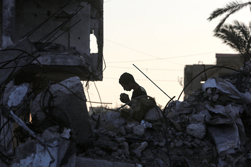 Un niño gazatí mira las ruinas de su casa demolida por los ataques israelíes