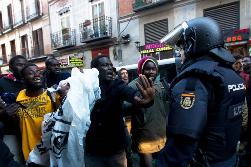 La gente asiste a una concentración para protestar contra la muerte de un vendedor ambulante en el céntrico barrio madrileño de Lavapiés.