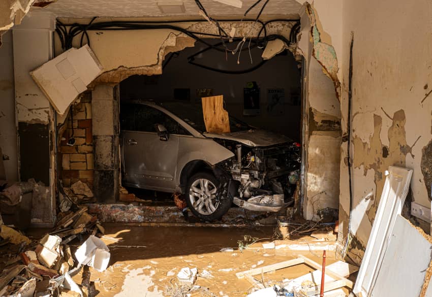 Un coche coche en la planta baja de un edificio como muestra de los graves dalós provocados por las inundaciones en Valencia