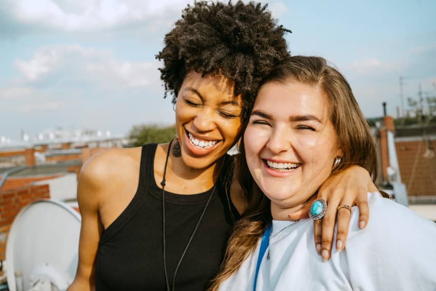 Dos mujeres sonrientes se abrazan