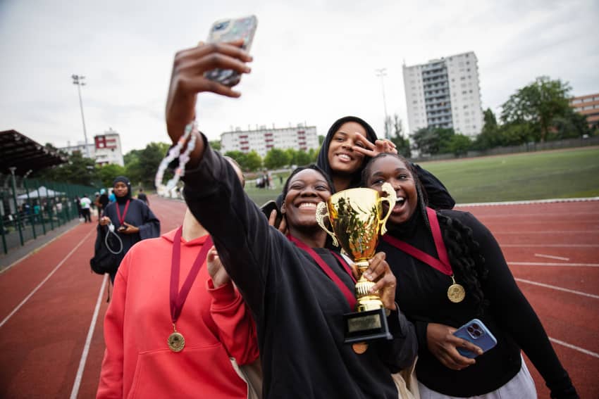 Acto organizado por Les Hijabeuses, un colectivo de futbolistas que hacen campaña para anular la prohibición del hiyab en el fútbol francés.