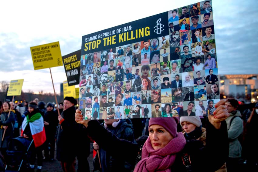 Manifestación conn miles de participantes pidiendo el fin de la pena de muerte en Irán