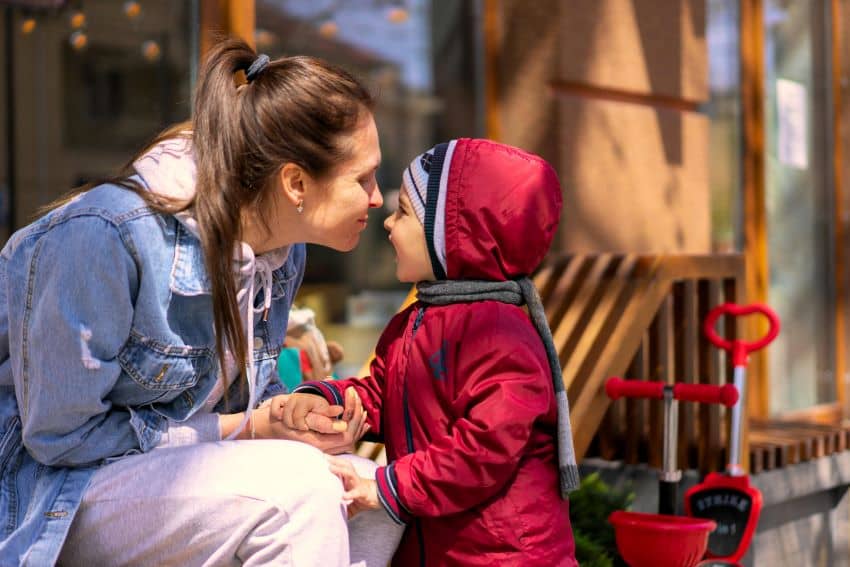 Una madre juega con su hijo pequeño