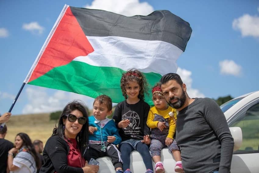 Familia palestina tras la suspensión de una prohibición de viaje en Israel y el Territorio Palestino Ocupado.