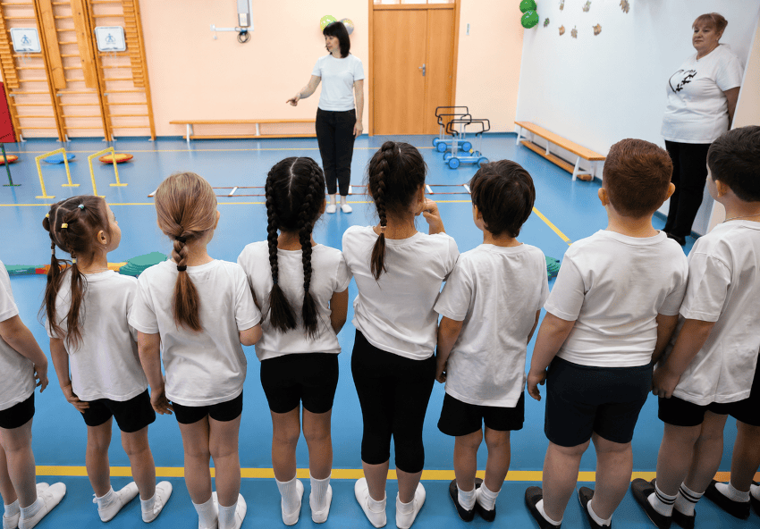Niños y niñas participan en una clase de educación física en una guardería de Novosibirsk, Rusia.