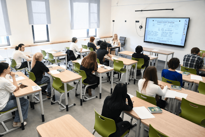 Estudiantes esperan en un aula antes de realizar el Examen Estatal Unificado en Moscú, Rusia.