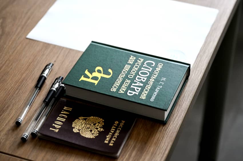 Pasaporte ruso y diccionario sobre una mesa durante un Examen Estatal Unificado en Moscú.