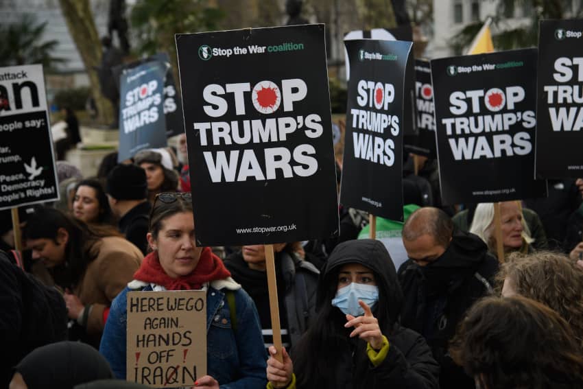 Multitud de manifestantes sostienen pancartas de “Stop Trump’s wars” y otros lemas contra la guerra en una protesta en Londres.