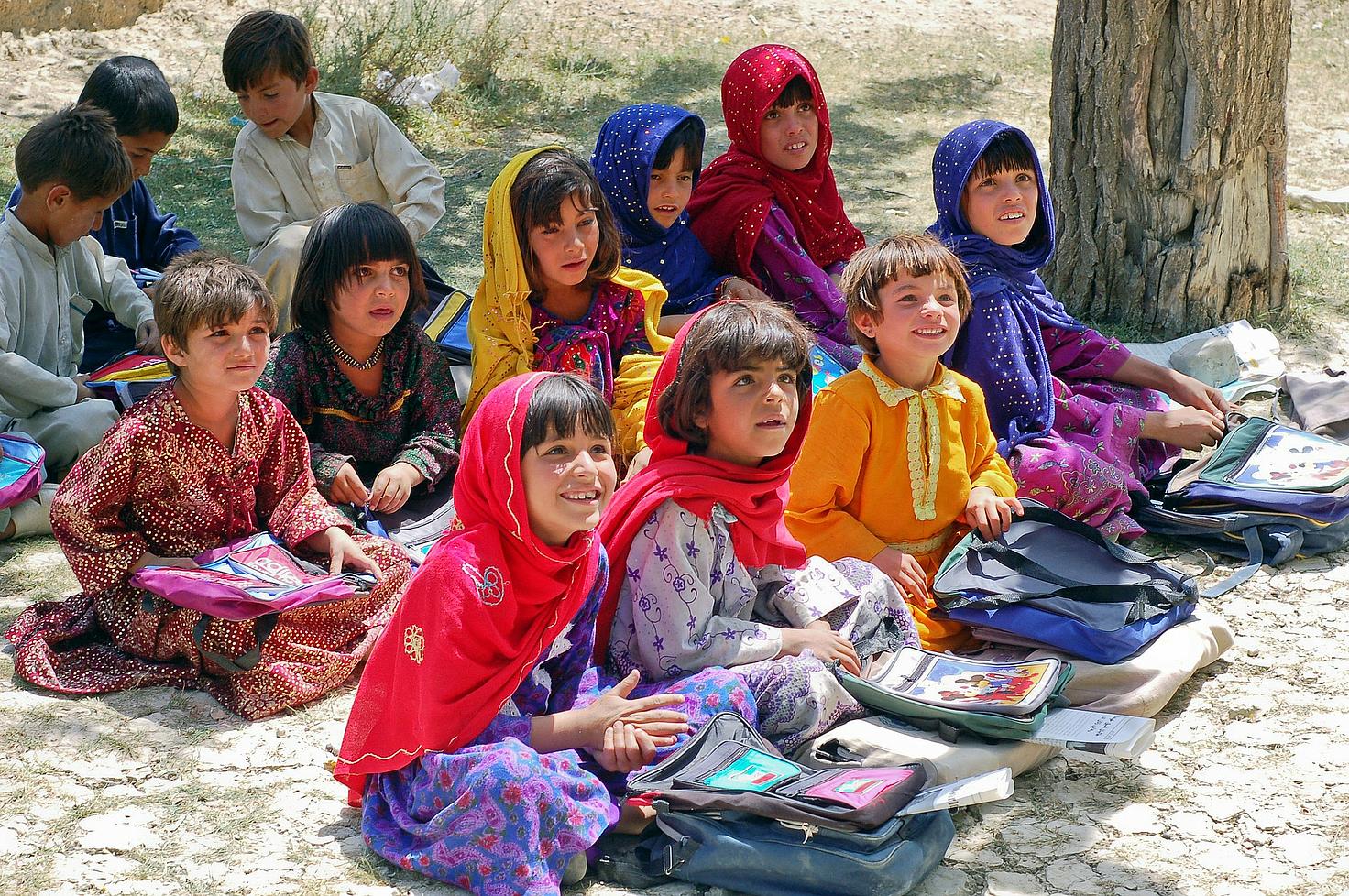Afganistango neska batzuk eserita @Pixabay