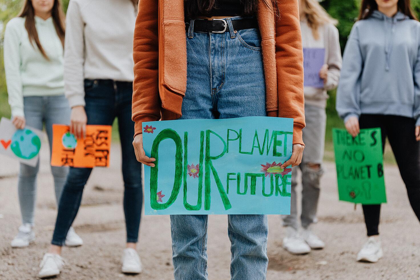 Grupo de manifestantes contra el cambio climático portando carteles ©Karolina Grabowska