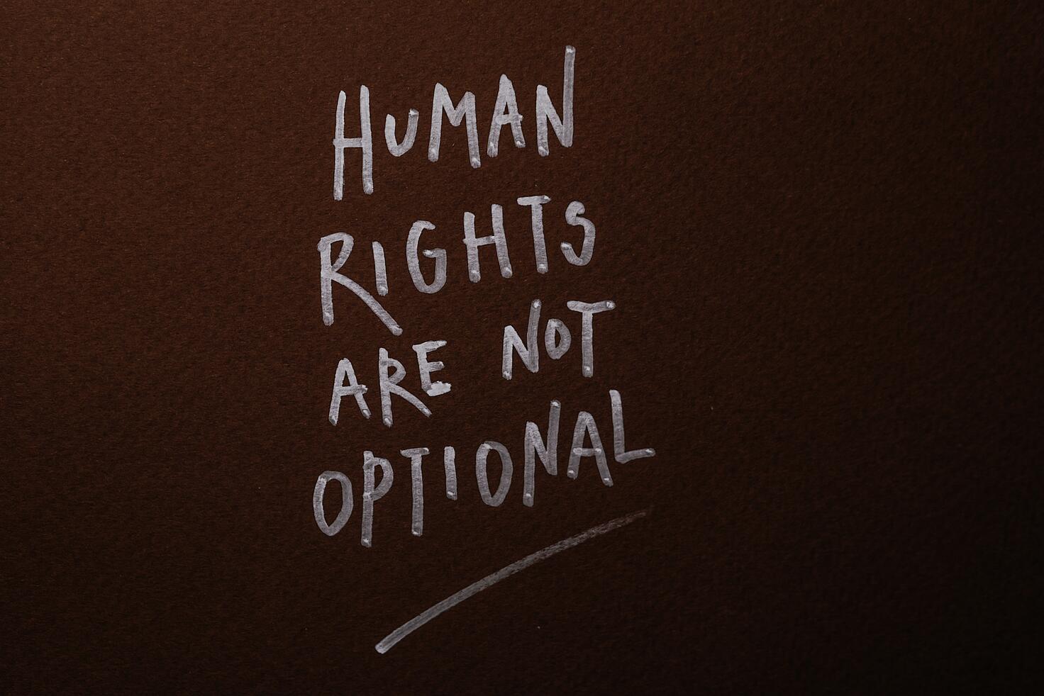 [Translate to Euskera:] [Texto imagen de portada]: texto ‘Human rights are not optional’ sobre fondo negro ©Polina Kovaleva/Pexels